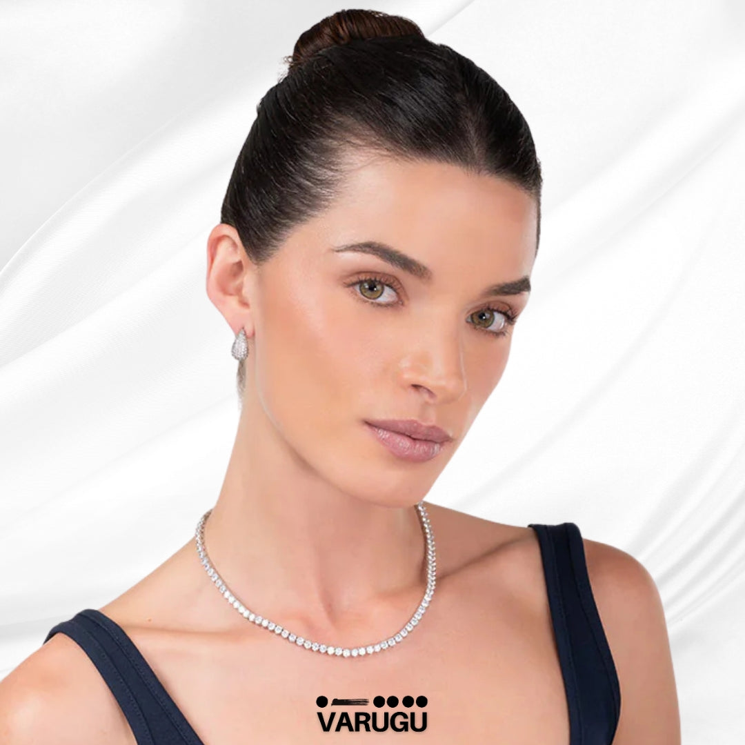 Aretes plateados forma gota con Diamonice