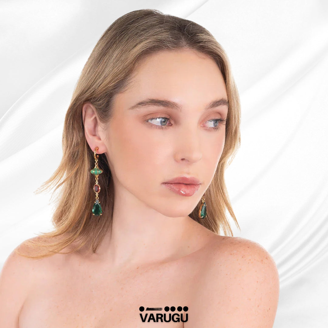 Aretes largos con piedras de color rosa y verde