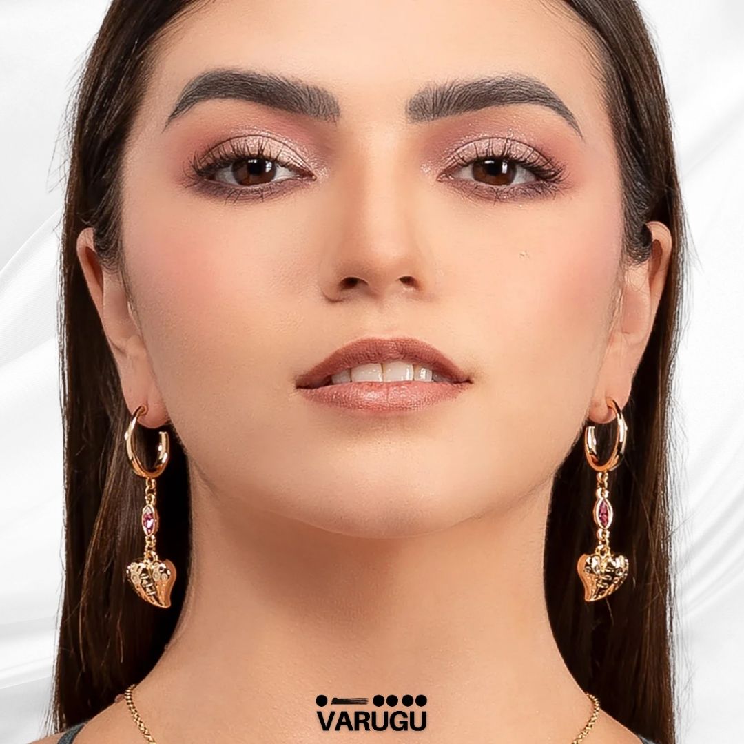 Aretes con corazones y piedra rosa en baño de oro