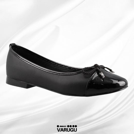 Flats con acabado en charol y lazo fino color negro
