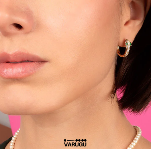 Aretes diseño serpiente brillante en baño de oro