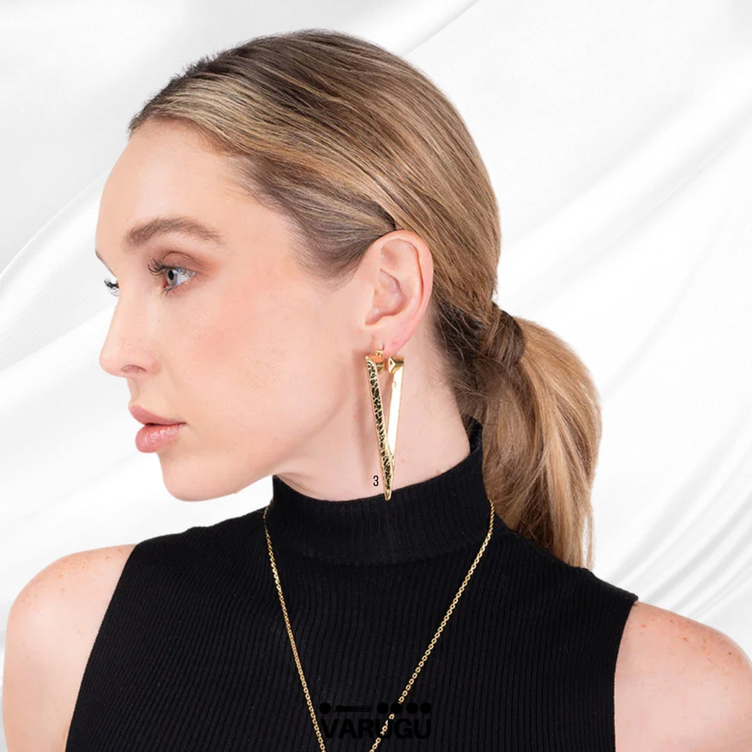 Aretes largos forma V baño de oro