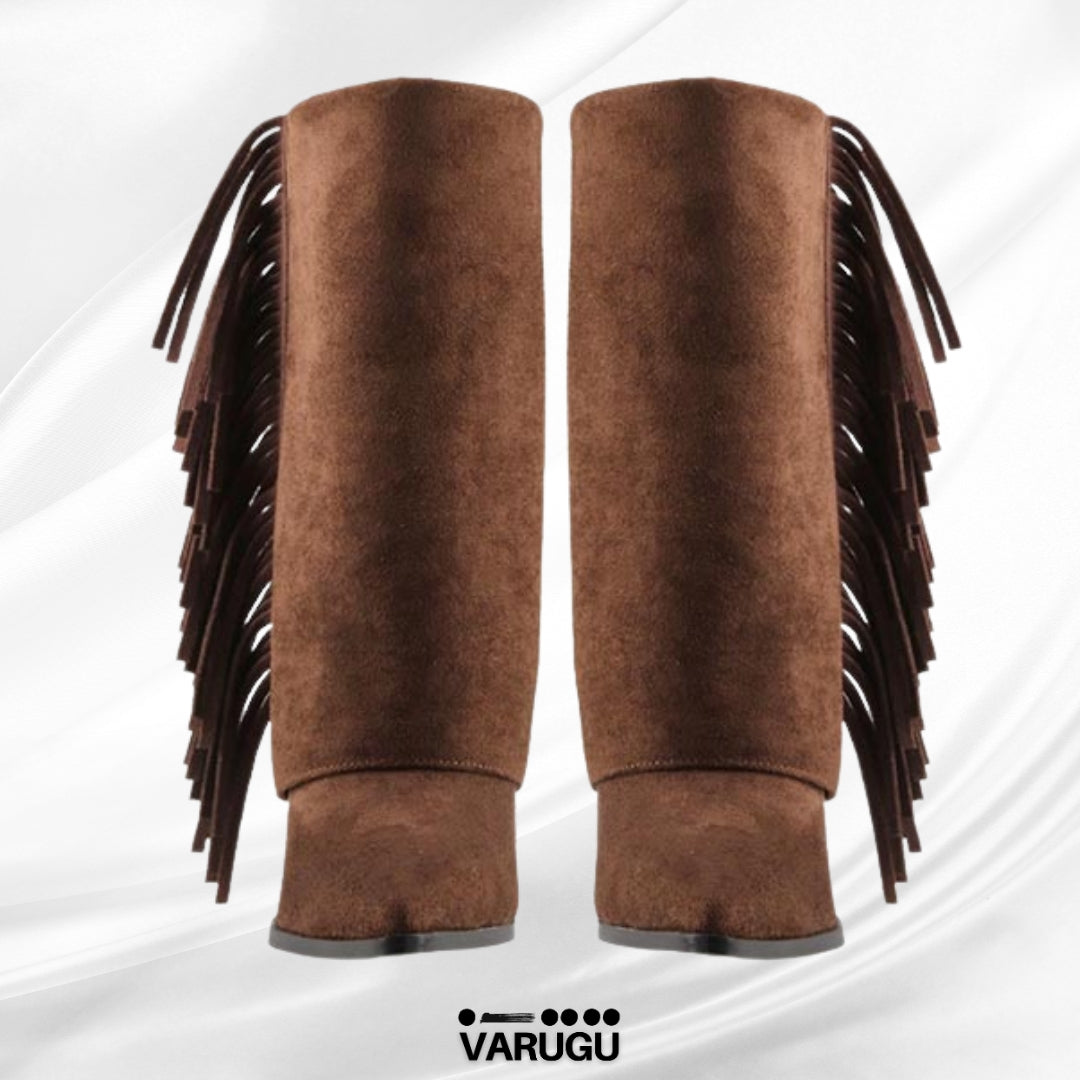 Botas café para mujer con colgantes