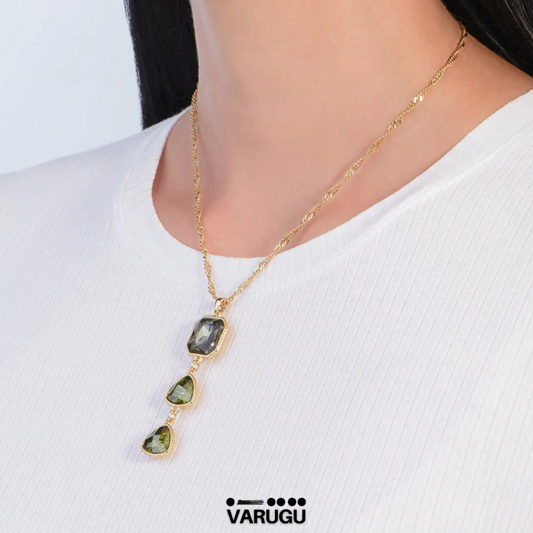 Collar baño de oro con piedras verde olivo