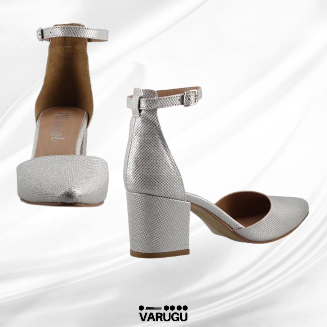 Zapatillas con hebilla en tobillo color plata