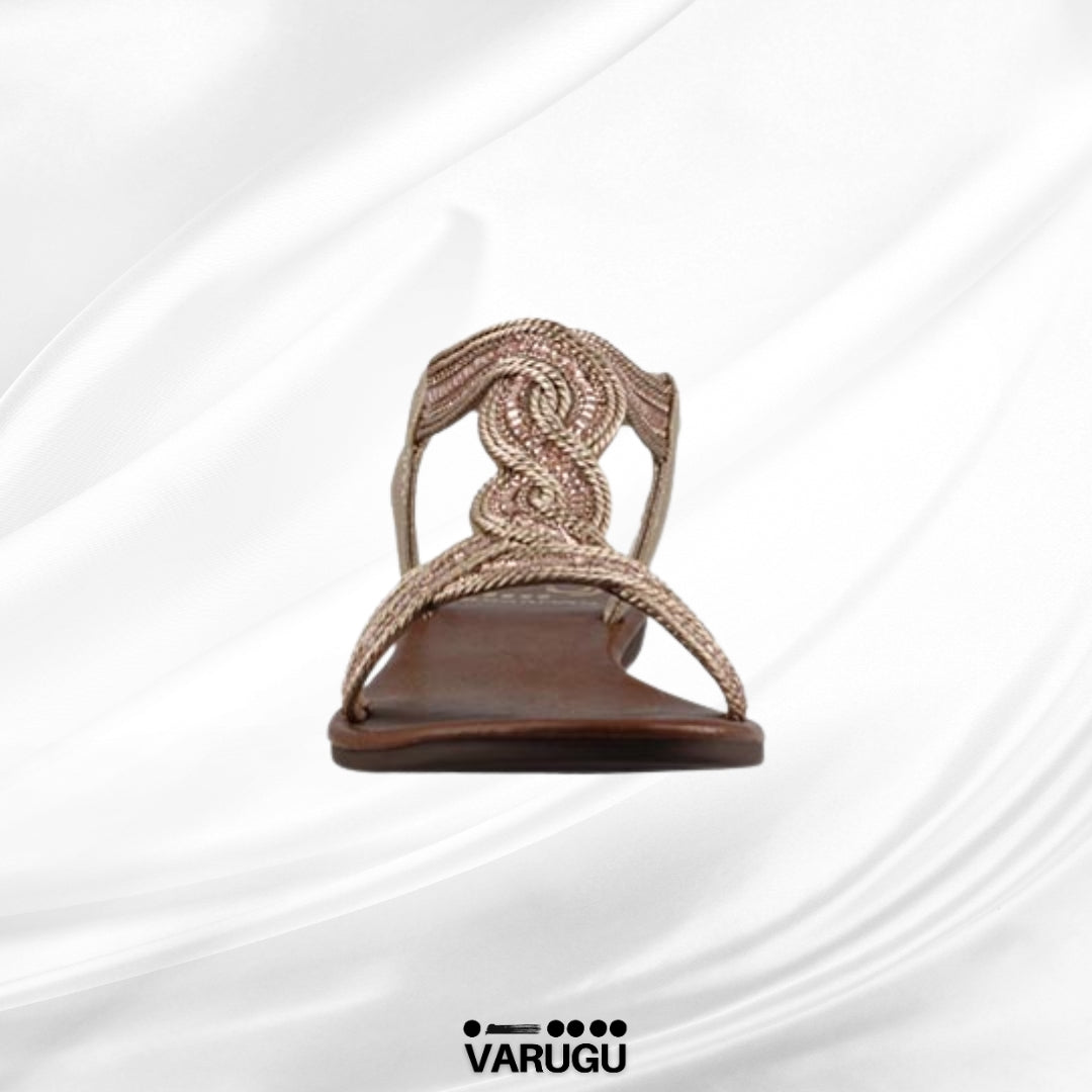 Sandalia plana de color bronce con acabado textil