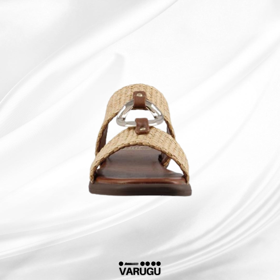 Sandalia color neutro con hebilla en el centro