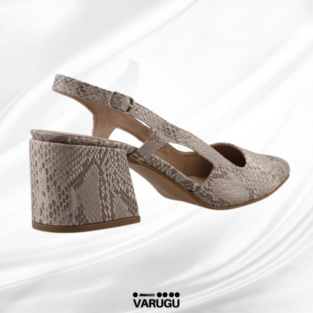 Tacones bajitos claros tono piel serpiente