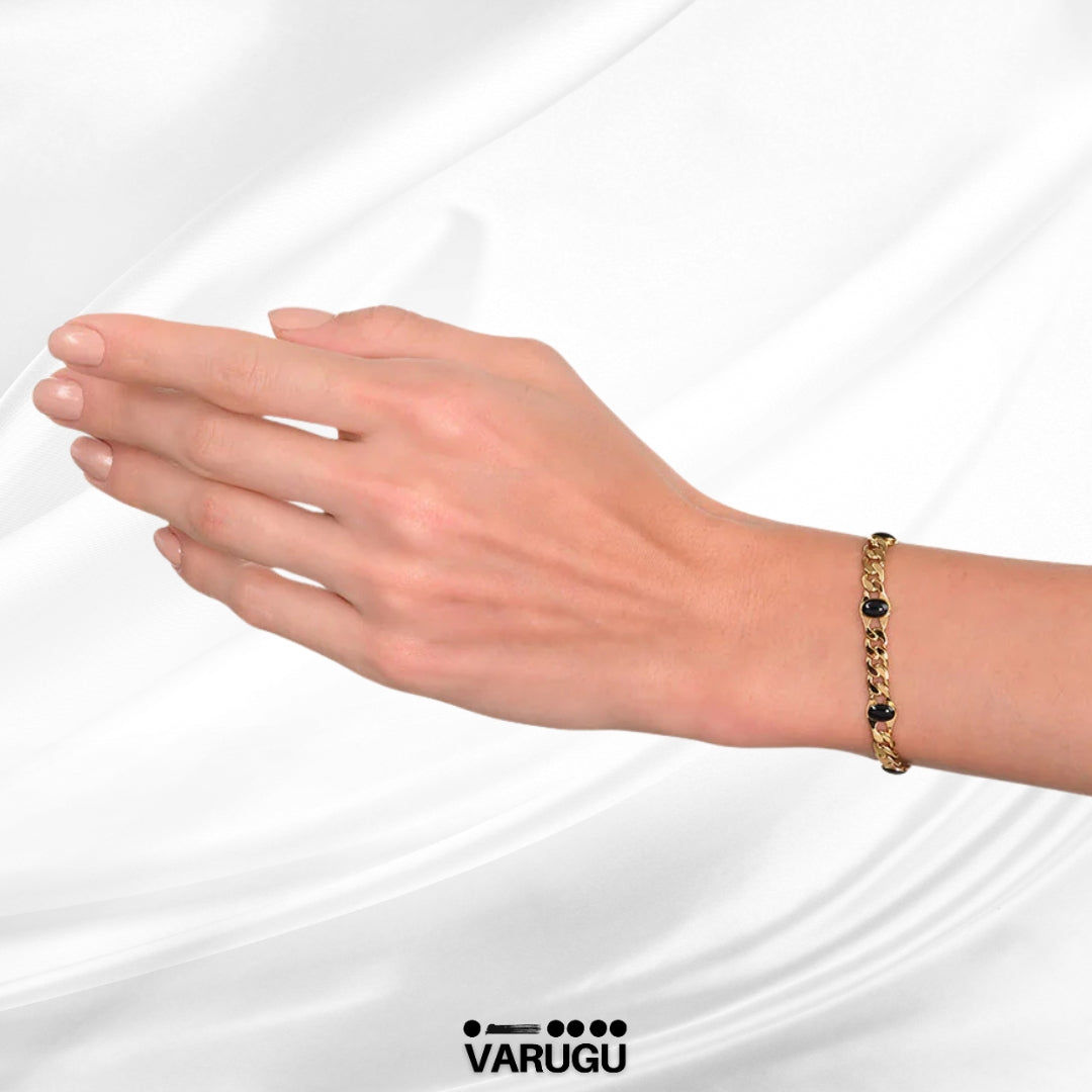 Pulsera con cadena y esmalte negro baño de oro