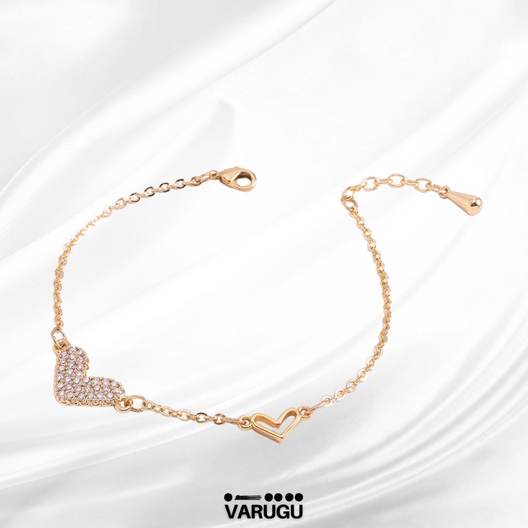 Pulsera con dijes de corazón brillante en baño de oro