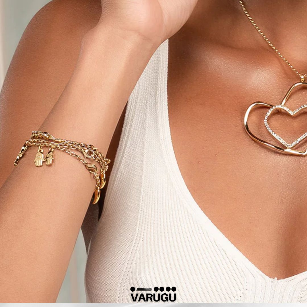 Pulsera con dijes de amuletos en baño de oro