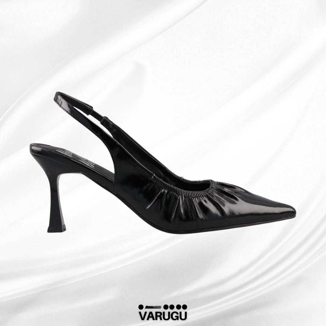 Zapatilla negra con punta elegantes