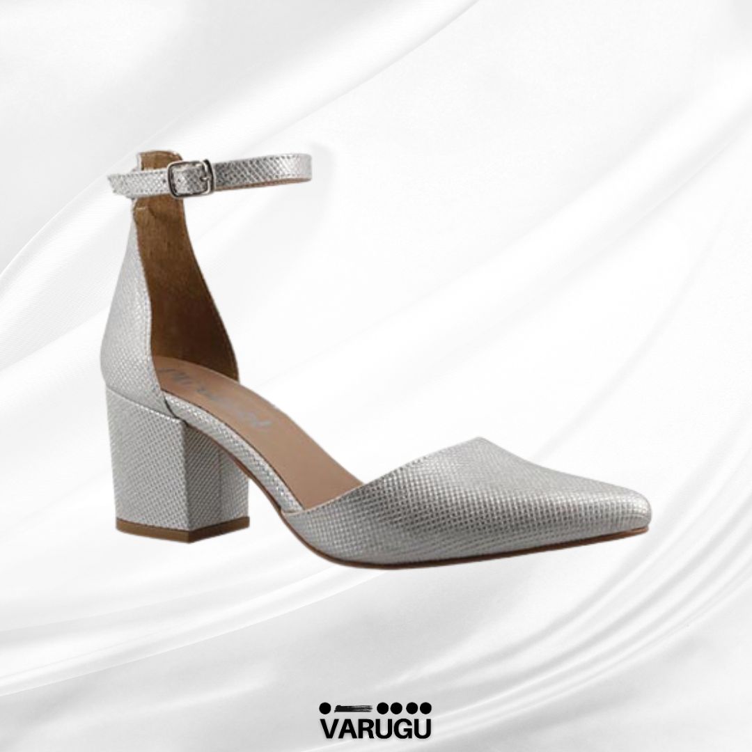 Zapatillas plateadas con pulsera de tobillo