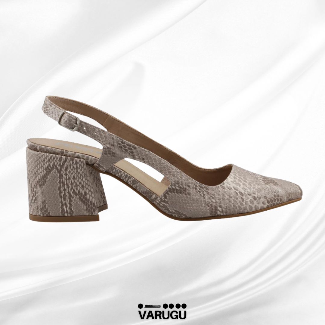 Tacones bajitos claros tono piel serpiente