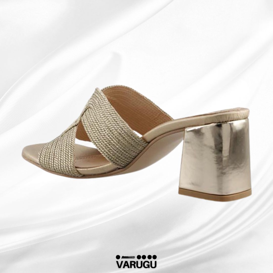 Zapatillas doradas, tacón grueso