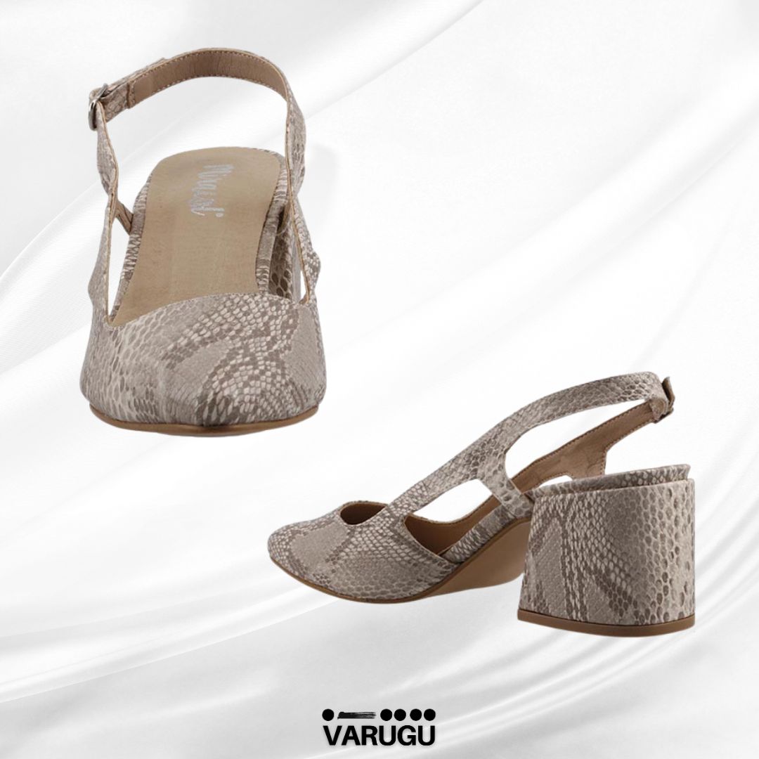 Tacones bajitos claros tono piel serpiente