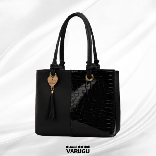 Bolsa negra con llavero de corazón