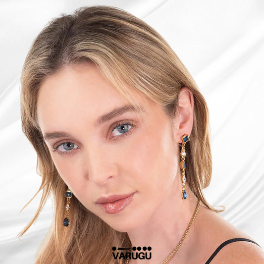Aretes largos baño de oro con piedras azules y cristales