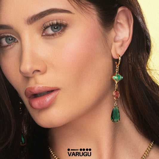 Aretes largos con piedras de color rosa y verde