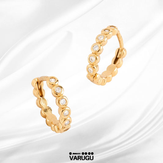 Aretes tipo arracada con gemas baño de oro