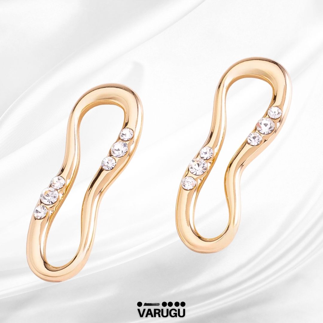 Aretes diseño abstracto brillante en baño de oro