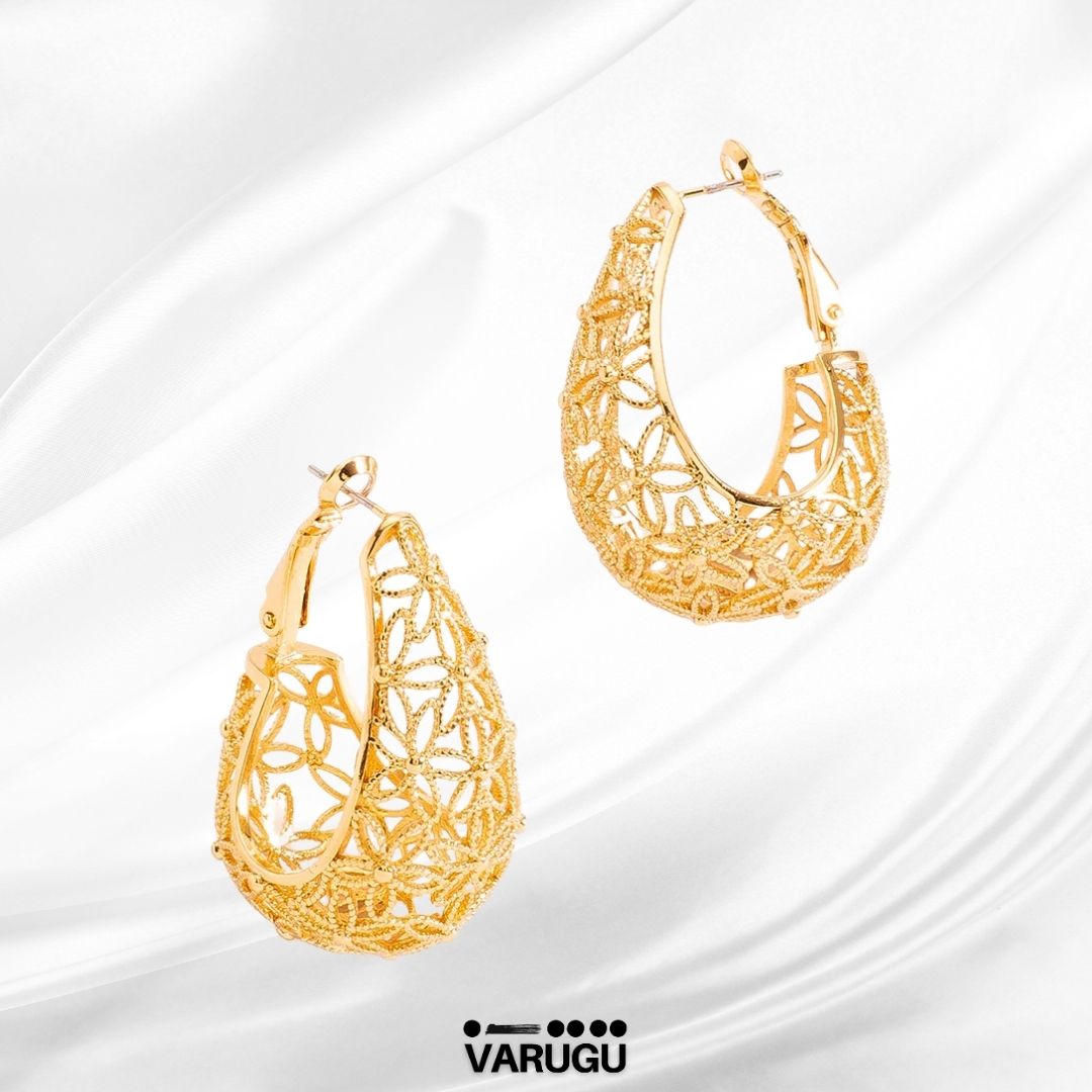 Aretes tipo argolla calada en baño de oro