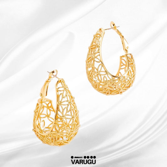 Aretes tipo argolla calada en baño de oro