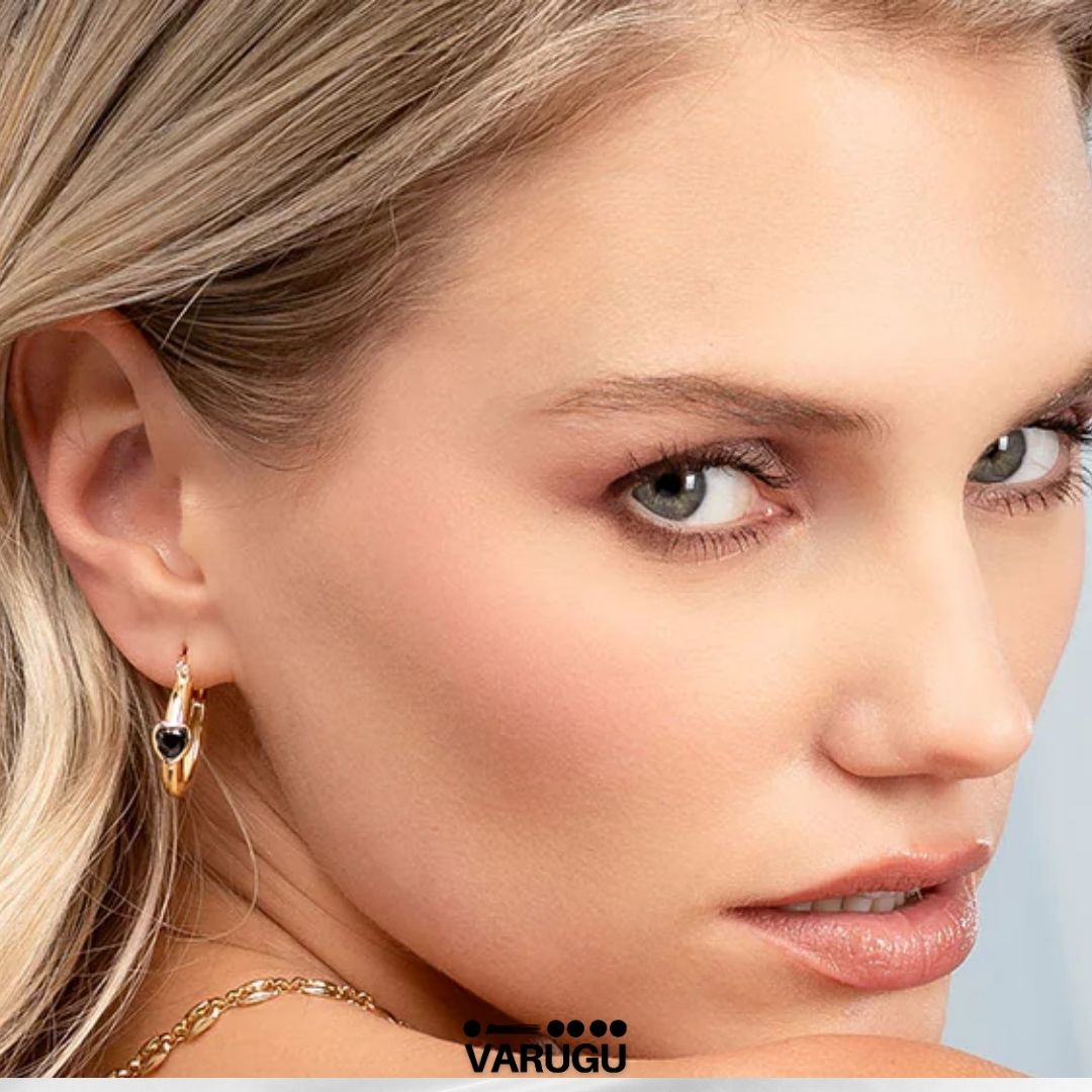 Aretes corazón negro en baño de oro