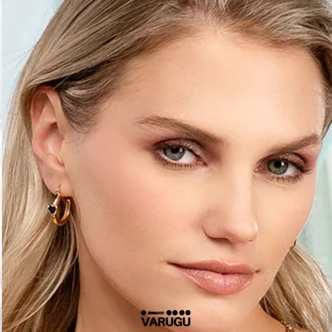 Aretes corazón negro en baño de oro
