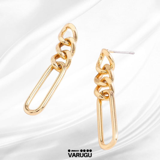 Aretes diseño eslabones colgantes en baño de oro