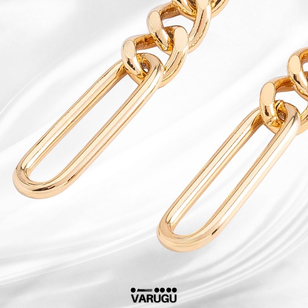 Aretes diseño eslabones colgantes en baño de oro