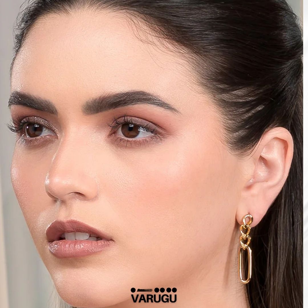 Aretes diseño eslabones colgantes en baño de oro