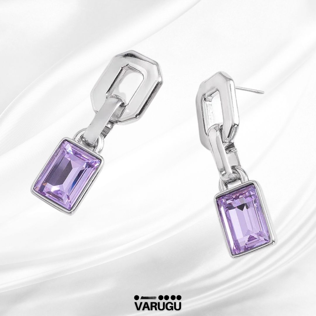 Aretes con eslabón y piedra lila en baño de rodio