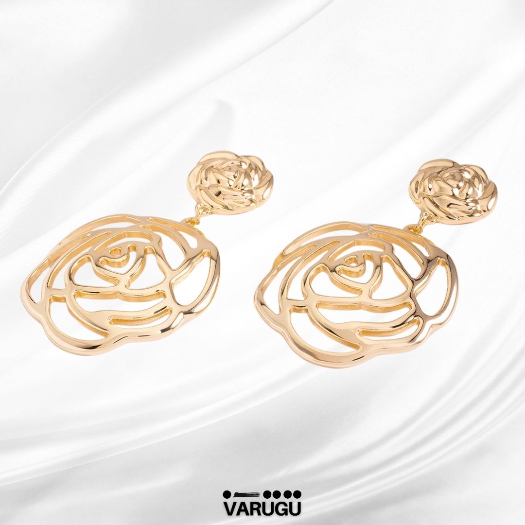 Aretes diseño de rosa calada en baño de oro