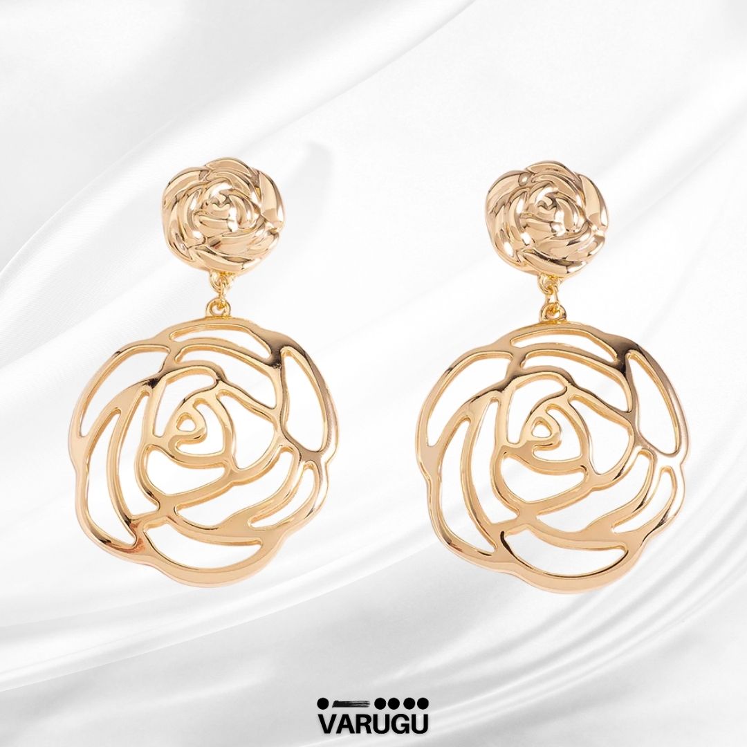 Aretes diseño de rosa calada en baño de oro