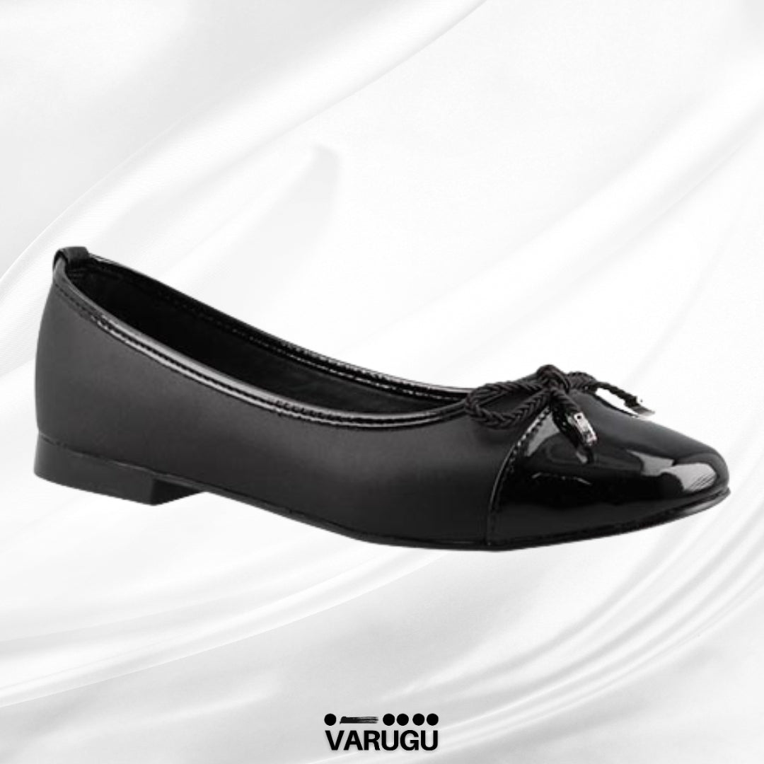 Flats con acabado en charol y lazo fino color negro