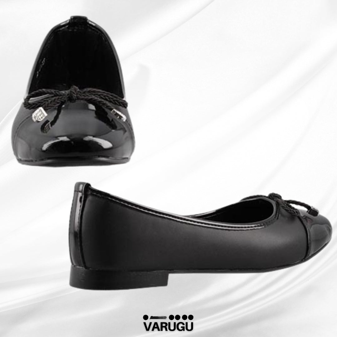 Flats con acabado en charol y lazo fino color negro