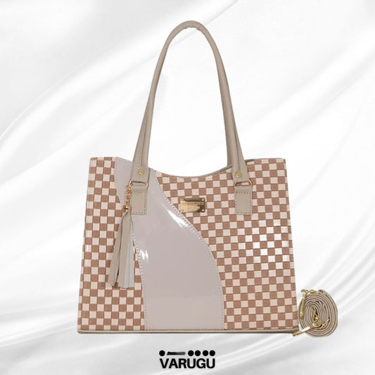 Bolsa beige con diseño cuadriculado