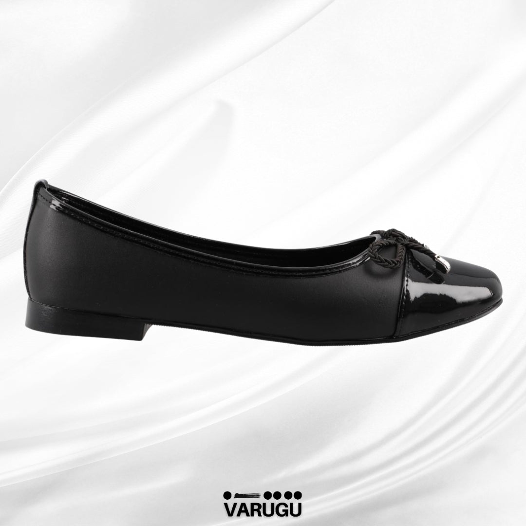 Flats con acabado en charol y lazo fino color negro