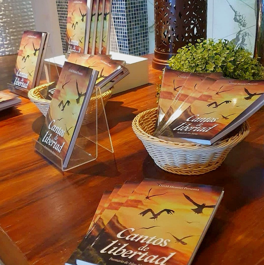 Libro de Poesía Cantos de Libertad - Autor: David Montiel