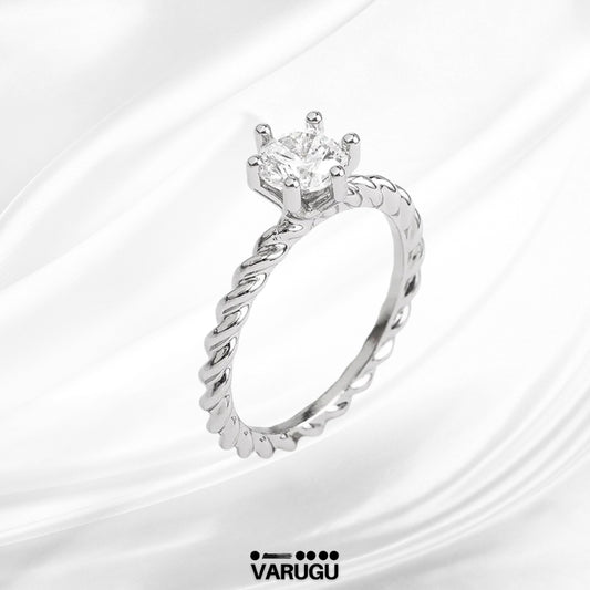 Anillo en baño de platino con piedra central toque brillante