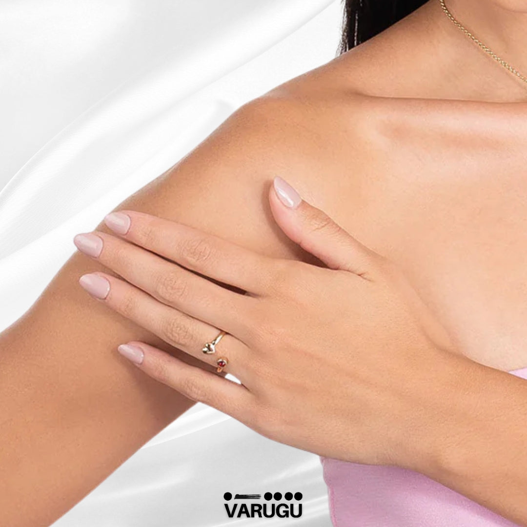 Anillo ajustable baño de oro con piedra roja de corazón