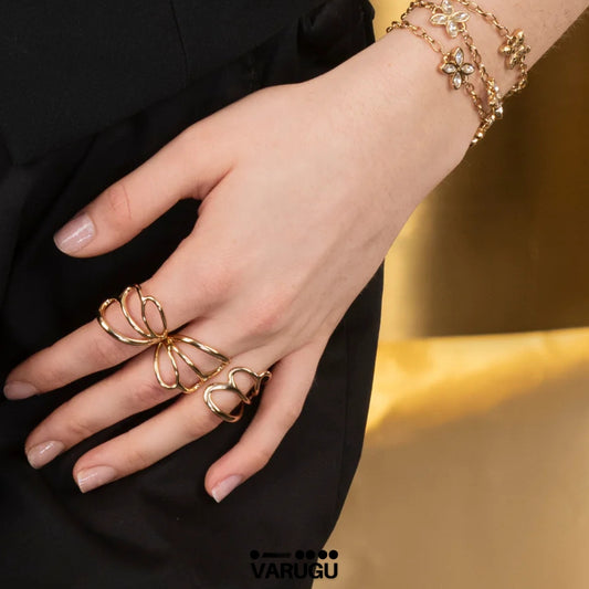 Anillo ajustable de baño de oro con diseño de capas