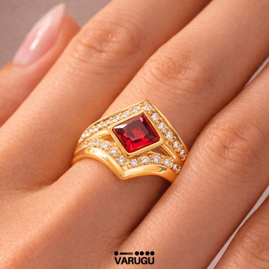 Anillo baño de oro con piedra roja y cristales
