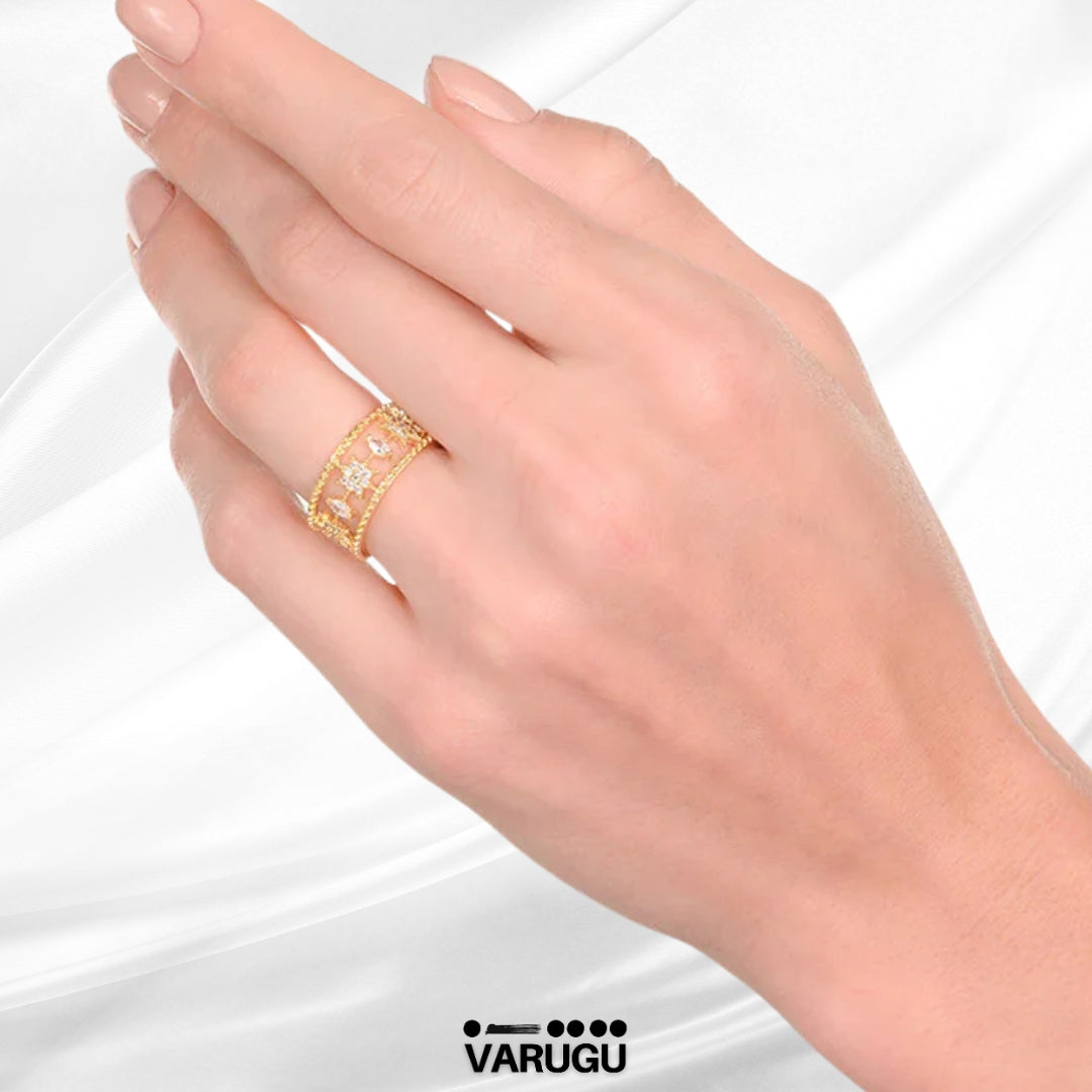 Anillo ajustable baño de oro diseño calado con piedras