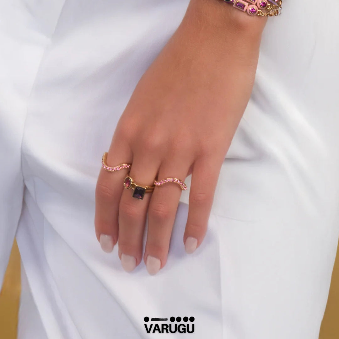 Anillo churumbela con baño de oro y piedras rosas