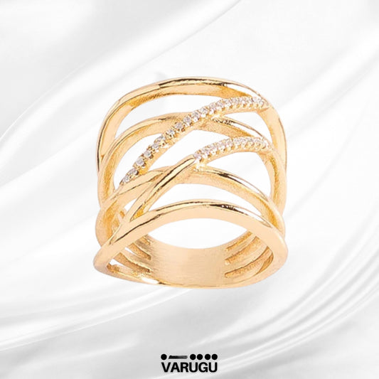 Anillo entrelazado baño de oro con piedras brillantes