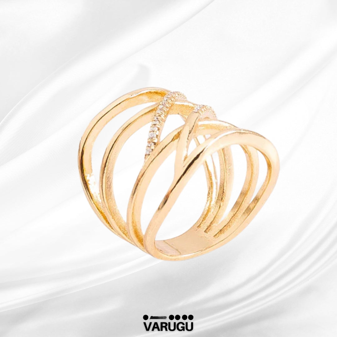 Anillo entrelazado baño de oro con piedras brillantes