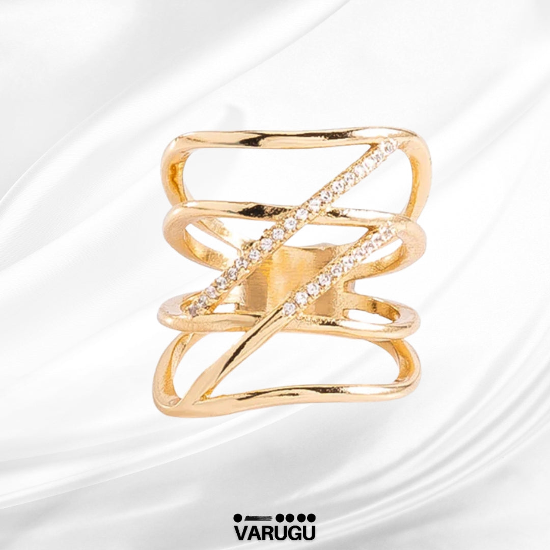 Anillo entrelazado baño de oro con piedras brillantes