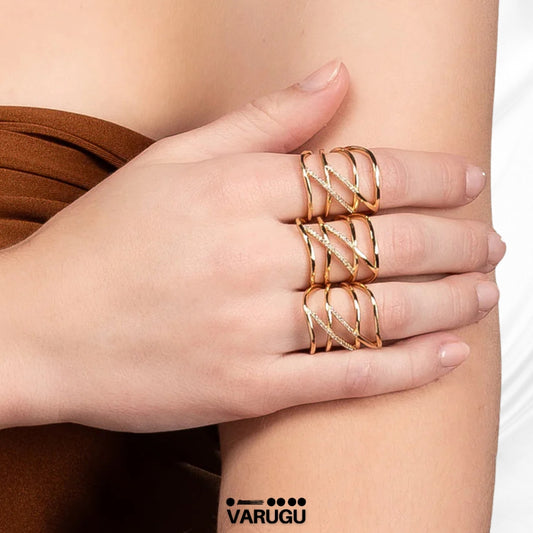 Anillo entrelazado baño de oro con piedras brillantes